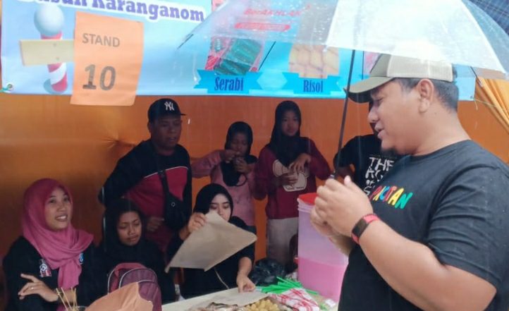 Nasrul Hidayat, Plt Camat Donorojo tinjau bazar dan pameran UMKM Garda Yasa Fest Desa Klepu. (Foto : Istimewa).