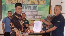 Salah satu momen dalam proses verifikasi STBM 5 pilar di Desa Ngadirejan, Pringkuku beberapa waktu lalu. (Foto : Istimewa).