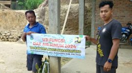 Warga Karangmulyo, Sudimoro tunjukkan air SPAM mengalir sampai rumah mereka. (Foto : Istimewa).