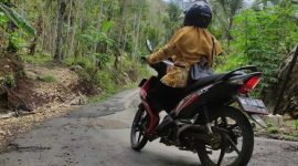 Pemotor melintas di ruas jalan Ngadirojo-Sudimoro beberapa hari lalu. (Foto : Lintas7.net).