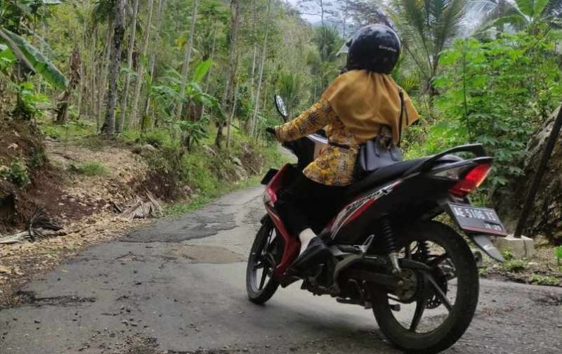 Pemotor melintas di ruas jalan Ngadirojo-Sudimoro beberapa hari lalu. (Foto : Lintas7.net).