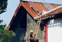 Rumah warga Mantren, Punung terdampak angin kencang pada Sabtu (2/11) siang. (Foto:Istimewa).