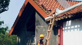 Rumah warga Mantren, Punung terdampak angin kencang pada Sabtu (2/11) siang. (Foto:Istimewa).