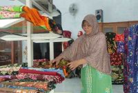 Beragam motif batik karya perajin di Kecamatan Ngadirojo. (Foto:Lintas7.net).