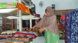 Beragam motif batik karya perajin di Kecamatan Ngadirojo. (Foto:Lintas7.net).