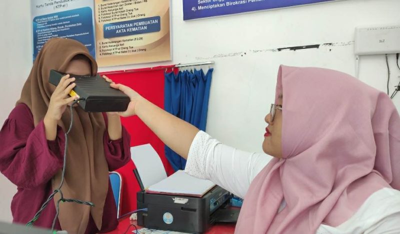Proses pembuatan KTP Elektronik di Kecamatan Sudimoro. (Foto:Lintas7.net).