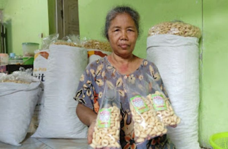 Pelaku UMKM kolong kelitik di Desa Cangkring, Ngadirojo. (Foto:Lintas7.net).