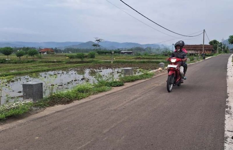 Ruas jalan Sirnoboyo-Plumbungan mulus bikin nyaman pengguna jalan. (Foto:Lintas7.Net).
