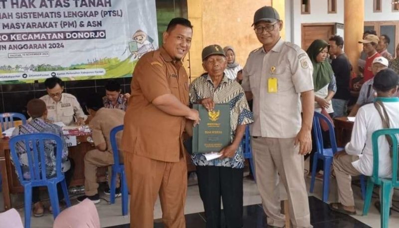 Penyerahan sertifikat tanah kepada warga Desa Widoro, Kecamatan Donorojo. (Foto:Istimewa).
