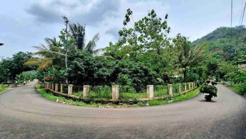 Ruas jalan Mentoro-Arjosari di Desa Gunungsari yang baru selesai diperbaiki. (Foto:Istimewa).