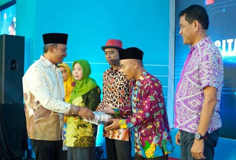 Bupati Aji berikan apresiasi inovator terbaik Pacitan 2024. (Foto:Pemkab Pacitan).
