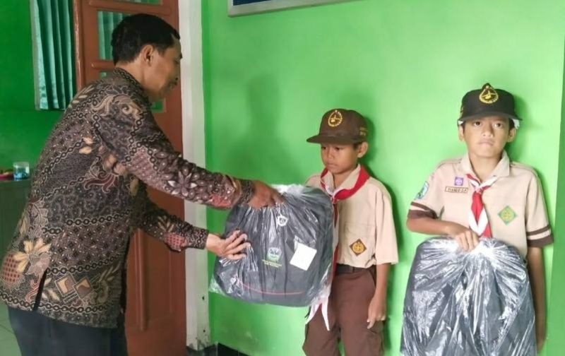 Penyerahan peralatan sekolah dari bantuan pemerintah Kabupaten Pacitan. (Foto:Istimewa).