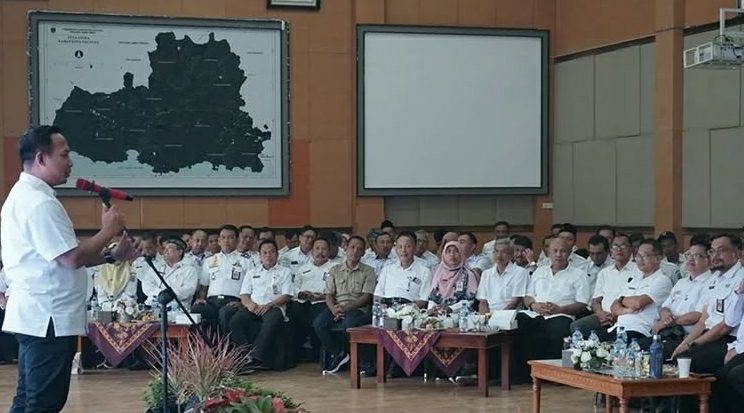 Ketua DPRD Pacitan, Arif Setia Budi sampaikan dorongan sinergitas lembaga pemerintahan dan desa di gedung Karya Dharma. (Foto:DPRD Pacitan).