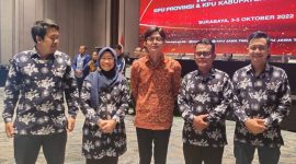 Berfoto bersama anggota KPU RI August Mellaz (batik cokelat) di sela-sela Rapim KPU Jawa Timur.