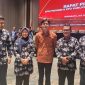 Berfoto bersama anggota KPU RI August Mellaz (batik cokelat) di sela-sela Rapim KPU Jawa Timur.