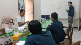 Saya (berdiri) bersama rekan-rekan komisioner KPU Pacitan saat memetakan potensi permasalahan hukum tahapan vermin.