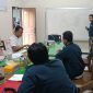Saya (berdiri) bersama rekan-rekan komisioner KPU Pacitan saat memetakan potensi permasalahan hukum tahapan vermin.