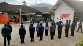 Prosesi upacara 17 Agustus 2022 di halaman KPU Pacitan yang diikuti oleh jajaran KPU dan Bawaslu Pacitan.