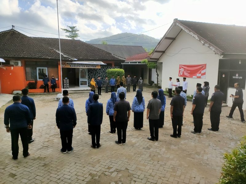 Prosesi upacara 17 Agustus 2022 di halaman KPU Pacitan yang diikuti oleh jajaran KPU dan Bawaslu Pacitan.