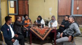 Ketua dan anggota KPU Pacitan bersama jajaran ketua dan anggota Bawaslu Pacitan saat menunggu akhir tahapan hingga tengah malam.