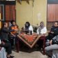 Ketua dan anggota KPU Pacitan bersama jajaran ketua dan anggota Bawaslu Pacitan saat menunggu akhir tahapan hingga tengah malam.