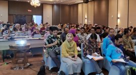 Suasana rekapitulasi vermin dokumen persyaratan keanggotaan partai politik di tingkat Provinsi Jawa Timur.