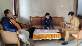 Saat saya bersama kasubbag hukum dan SDM (kiri) berkoordinasi dengan perangkat di Desa Wonosidi, Kecamatan Tulakan, sebelum melakukan verfak kepada masyarakat setempat.