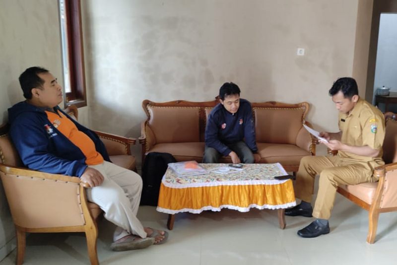 Saat saya bersama kasubbag hukum dan SDM (kiri) berkoordinasi dengan perangkat di Desa Wonosidi, Kecamatan Tulakan, sebelum melakukan verfak kepada masyarakat setempat.