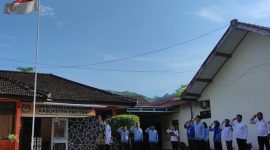 Suasana upacara peringatan hari pahlawan di halaman kantor KPU Pacitan, yang pada saat itu saya bertindak selaku pembina.