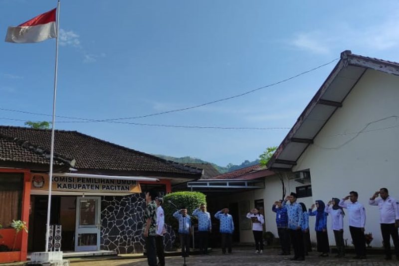 Suasana upacara peringatan hari pahlawan di halaman kantor KPU Pacitan, yang pada saat itu saya bertindak selaku pembina.