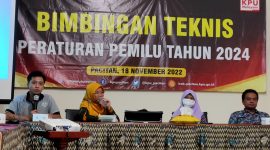 Saya memoderatori langsung bimbingan teknis internal yang menghadirkan narasumber dari Bawaslu Pacitan dan anggota KPU Pacitan periode 2003-2019.