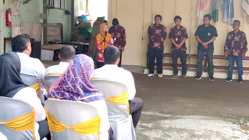 Pembekalan perdana yang diberikan kepada PPK terpilih oleh Ketua KPU Pacitan, disaksikan seluruh komisioner dan anggota Bawaslu Pacitan.