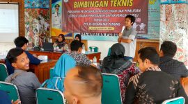 Saya memberikan pengaraah saat bimtek yang digelar PPK Punung kepada seluruh PPS-nya di aula kantor kecamatan setempat.