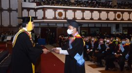 Saya menerima ijazah dari Rektor UNS Prof Dr Jamal Wiwoho sebagai lulusan tercepat dan terbaik program magister tingkat universitas.
