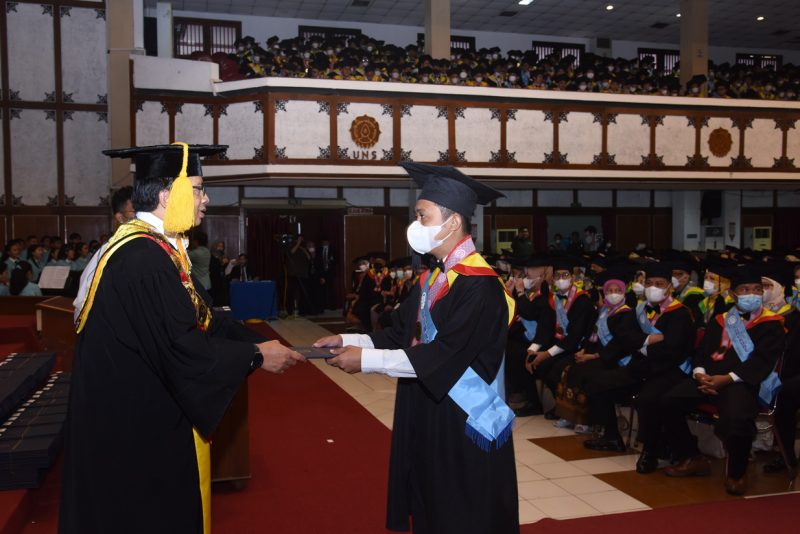 Saya menerima ijazah dari Rektor UNS Prof Dr Jamal Wiwoho sebagai lulusan tercepat dan terbaik program magister tingkat universitas.