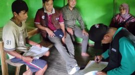 Proses coklit di rumah Jumali, di Dusun Jambu, Desa Sedayu, Kecamatan Arjosari. Meski hanya menyendiri, namun kami memastikan hak pilihnya tetap terlindungi.