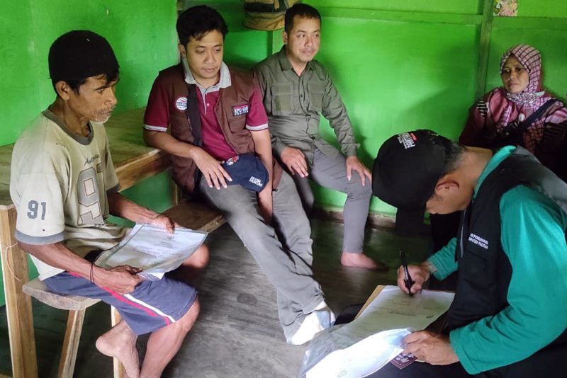 Proses coklit di rumah Jumali, di Dusun Jambu, Desa Sedayu, Kecamatan Arjosari. Meski hanya menyendiri, namun kami memastikan hak pilihnya tetap terlindungi.