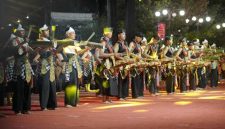 Penampilan grup ronthek Pring Sedhapur Kecamatan Tulakan, Senin (7/7) malam. (Foto : Lintas7.net).