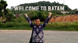 Saya berkesempatan untuk berfoto di depan landmark-nya Batam yang kesohor, yakni Welcome to Batam (WTB).