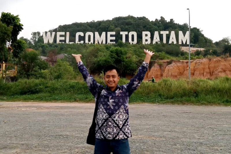 Saya berkesempatan untuk berfoto di depan landmark-nya Batam yang kesohor, yakni Welcome to Batam (WTB).