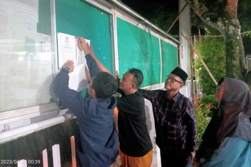 Kami memasang pengumuman pendaftaran bakal calon anggota DPRD Kabupaten Pacitan di papan pengumuman kantor KPU Pacitan.