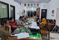 Saya (duduk di meja sebelah kanan memakai rompi) bersama ketua dan anggota KPU Pacitan mengawal teman-teman di tiga PPK untuk mempersiapkan jawaban untuk tidak lanjut rekomendasi dari Panwascam.