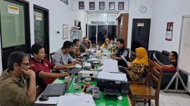Saya (duduk di meja sebelah kanan memakai rompi) bersama ketua dan anggota KPU Pacitan mengawal teman-teman di tiga PPK untuk mempersiapkan jawaban untuk tidak lanjut rekomendasi dari Panwascam.