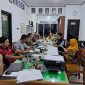 Saya (duduk di meja sebelah kanan memakai rompi) bersama ketua dan anggota KPU Pacitan mengawal teman-teman di tiga PPK untuk mempersiapkan jawaban untuk tidak lanjut rekomendasi dari Panwascam.