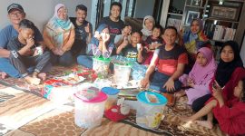 Silaturahmi bersama keluarga seluruh komisioner KPU Pacitan di rumah saya, yang baru saja selesai dibangun dan ditempati.