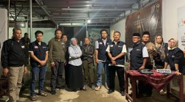 KPU dan Bawaslu Pacitan berfoto bersama menjelang berakhirnya masa pengajuan perbaikan dokumen persyaratan bakal calon anggota DPRD Pacitan.