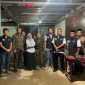 KPU dan Bawaslu Pacitan berfoto bersama menjelang berakhirnya masa pengajuan perbaikan dokumen persyaratan bakal calon anggota DPRD Pacitan.