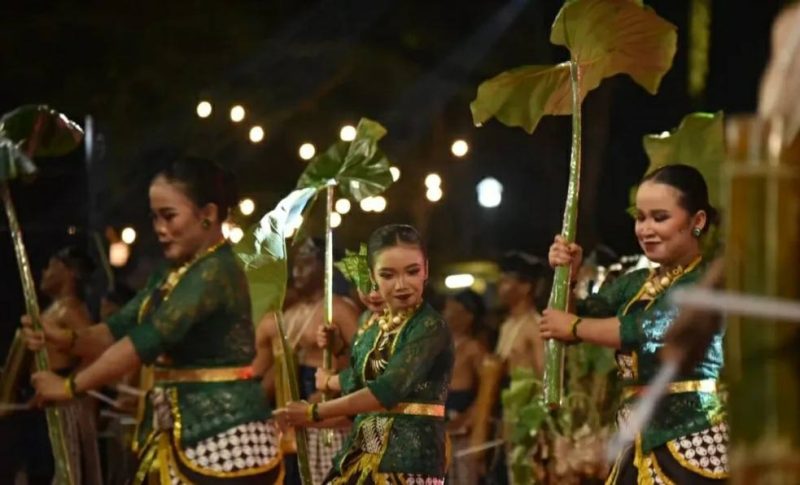 Sajikan Tilas Talesan, seni ronthek Rancak Bumbung Pringkuku jadi yang terbaik di FRP 2025. (Foto : Istimewa).