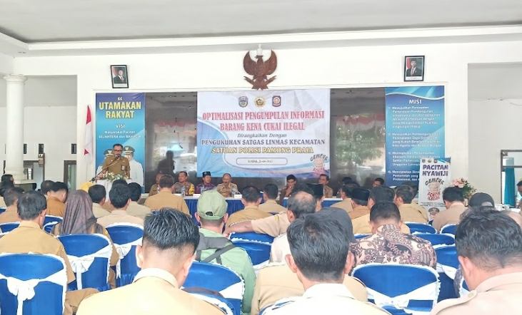 Pengukuhan Linmas pemberantas rokok ilegal di Kecamatan Bandar. (Foto:Istimewa).