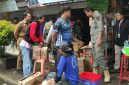 Momen Camat Punung turun ke pasar Punung sosialisasikan larangan peredaran rokok ilegal. (Foto : Lintas7.net).